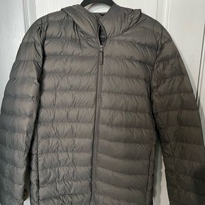 Quince Men’s Medium Lightweight Down Hoodie in Grey